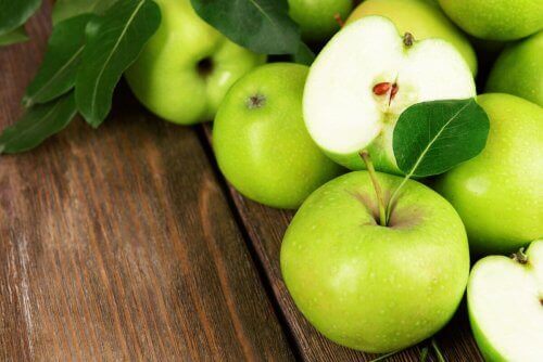 zielone jabłka na stole
