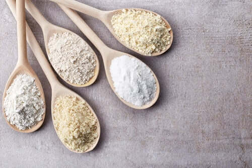 Gluten - łyżki z mąką i celiakia