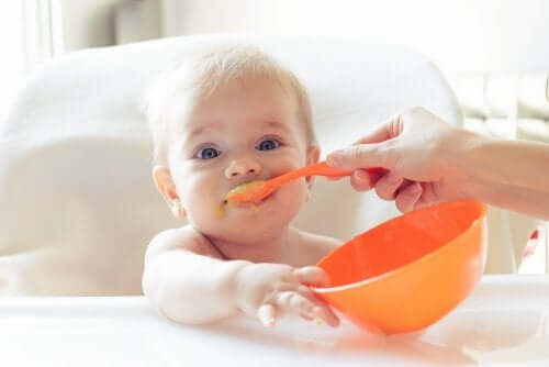 Jedzące niemowlę - zdrowe posiłki dla dziecka