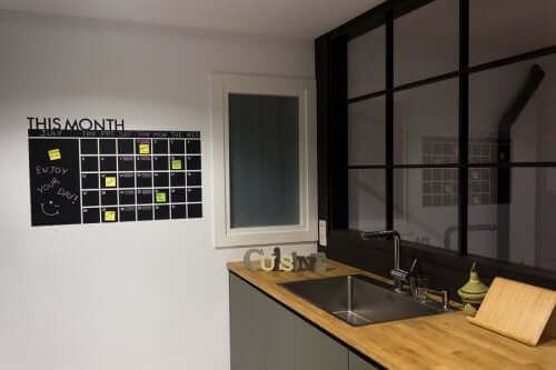 Kuchnia i tablica organizacyjna na ścianie