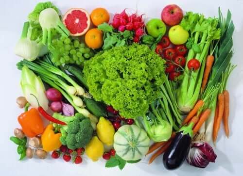 Owoce i warzywa tworzą zdrowe posiłki dla dziecka