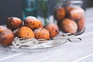 Pączki kajmakowe - poznaj domowy, prosty przepis na ten deser
