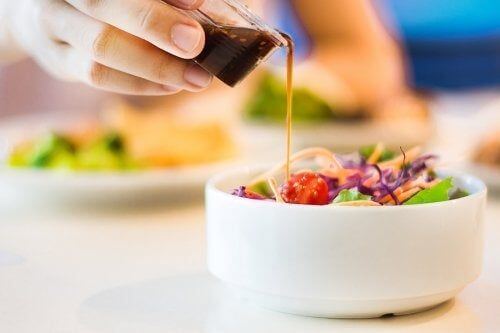 Pięć przepisów na niskokaloryczny sos do sałatek