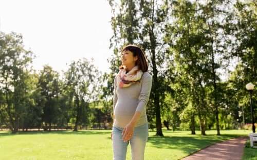 Kobieta nosząca pas ciążowy na spacerze 