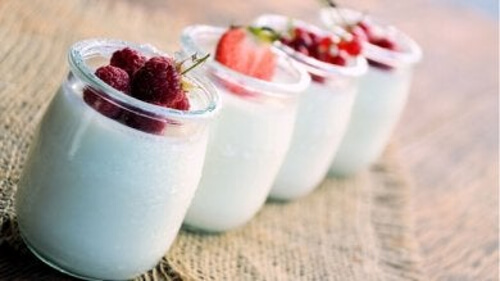 Jogurt naturalny i owoce