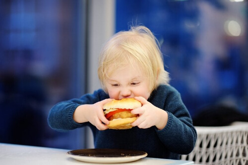 Dziecko pochłania hamburgera