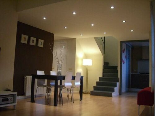 Jadalnia z oświetleniem punktowym - przytulny dom