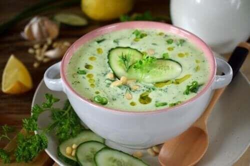 Niskokaloryczna zupa z ogórka zielonego i awokado