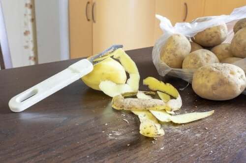 Środek czyszczący ze skórki ziemniaków - poznaj to ekologiczne rozwiązanie!