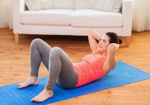 Brzuszki - ćwiczenia na mięśnie brzucha