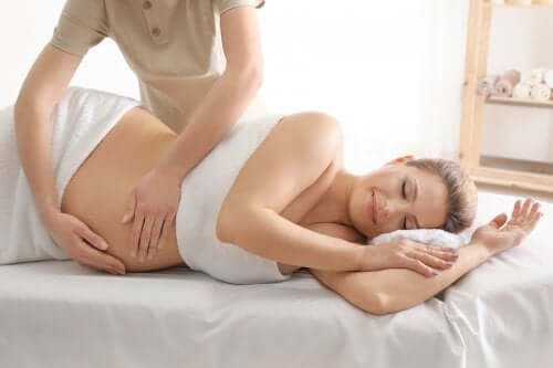 Kobieta w ciąży podczas masażu