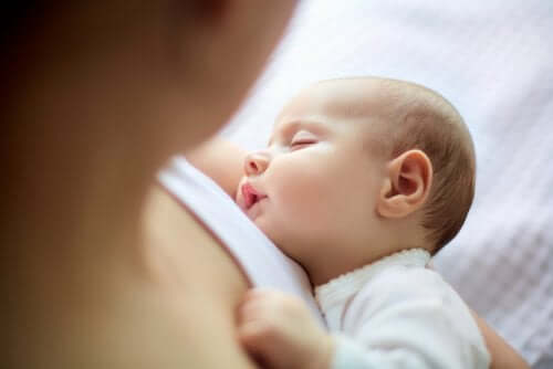 Śpiące dziecko w ramionach matki a depresja poporodowa