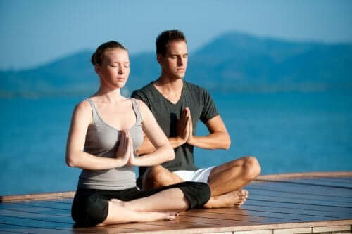 Uprawianie jogi z partnerem: poznaj zalety tego rozwiązania!