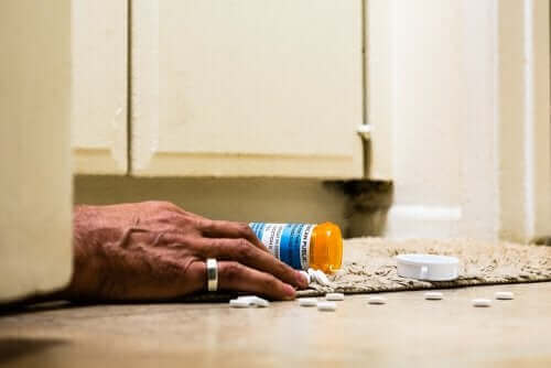 Ręka zbierająca rozsypane opioidy