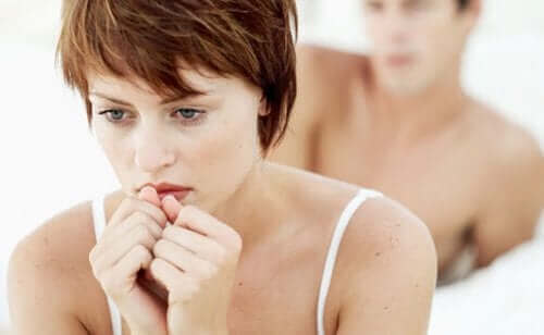 Sfrustrowana kobieta w łóżku, zaburzenia seksualne