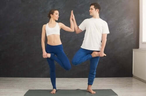 Uprawianie jogi z partnerem