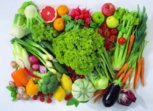 Świeże warzywa i owoce, które powinien jeść sportowiec weganin