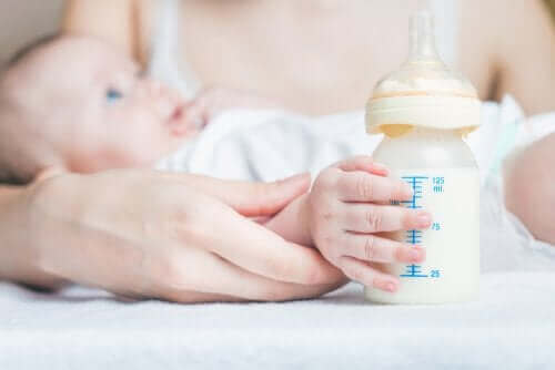 Karmienie butelką może pomóc dziecku uporać się z połykaniem powietrza