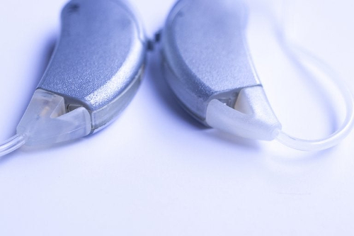 Implant ślimakowy to nie to samo co aparat słuchowy