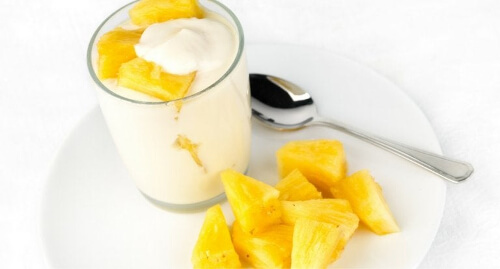 Jogurt z ananasem