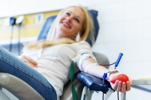 Kobieta podczas oddawania krwi