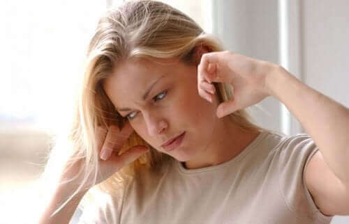 Kobieta z zawrotami głowy - łagodne napadowe pozycyjne zawroty głowy