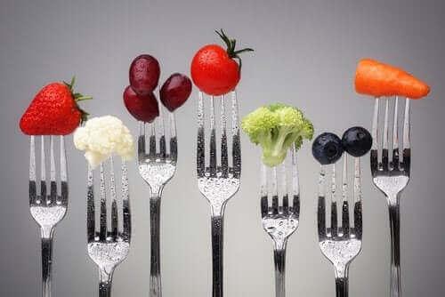 Owoce i warzywa nabite na widelce - jak ochronić się przed otyłością
