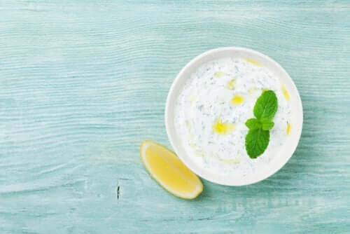 Domowy sos jogurtowy: pyszny przepis