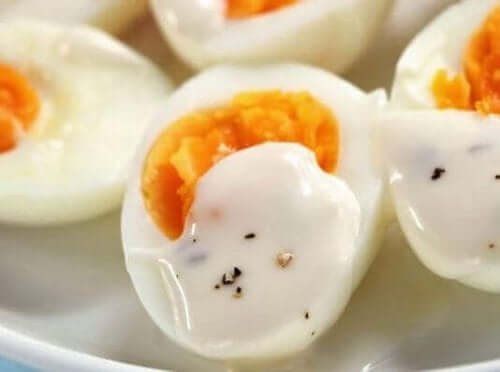 Jajka na miękko i domowy sos jogurtowy