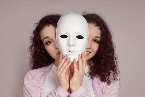 Kobieta trzymająca maskę - życie z osobą bipolarną