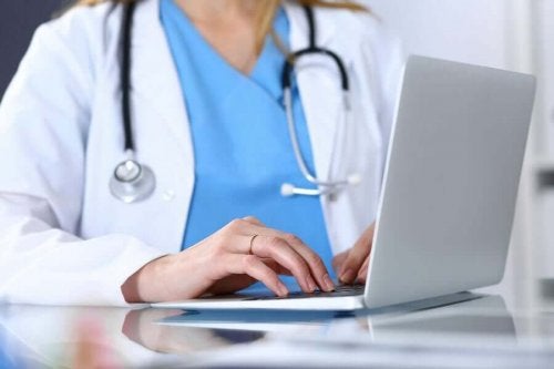 Lekarz piszący na laptopie