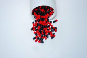 Ampicylina: dawkowanie i środki ostrożności