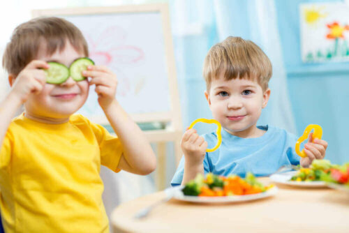 Zdrowa żywność dla dzieci - bracia jedzą razem