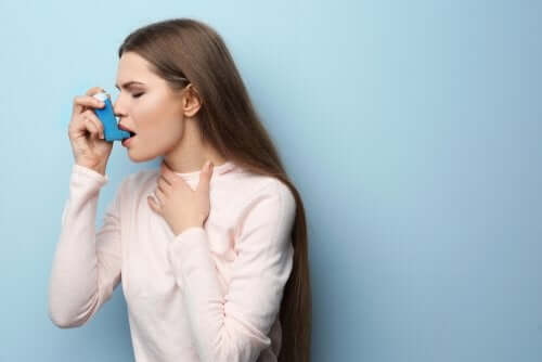 Astma - kobieta używa inhalatora