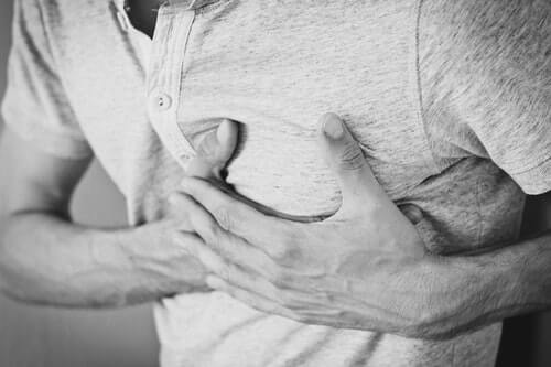 Ból w klatce piersiowej - co dla nas oznacza?