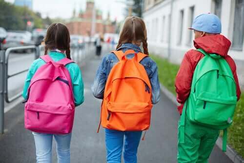Dzieci niosące szkolne plecaki