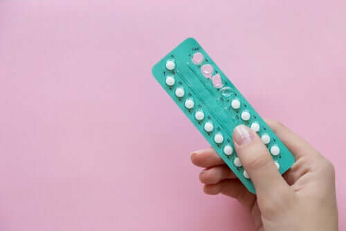 Hormonalne tabletki a brązowe upławy