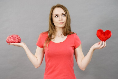 Kobieta z sercem na dłoni