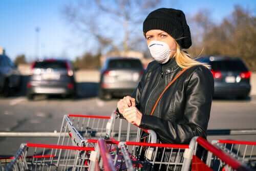 Kobieta na zakupach - przykład prawidłowego użycia maski do ochrony przed koronawirusem