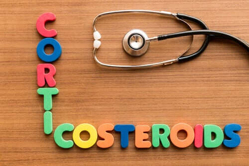 „Kortykosteroidy” pisane kolorowymi literami.