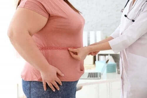 Lekarka mierząca otyłą kobietę - leki odchudzające
