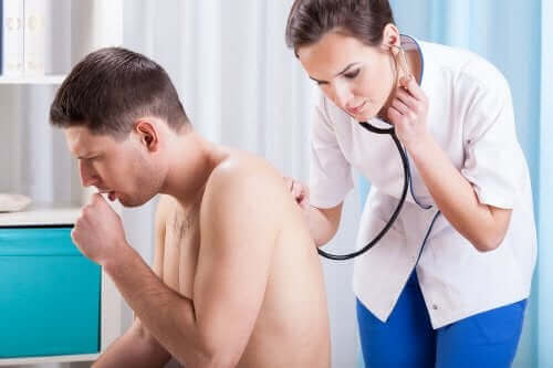 Lekarka osłuchująca kaszlącego pacjenta - dlaczego kaszlemy?