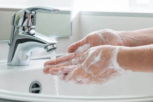 Mycie rąk jako ochrona przez COVID-19