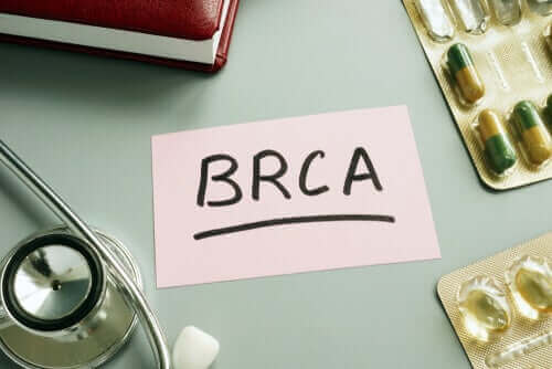Napis BRCA na kartce - geny BRCA-1 i BRCA-2