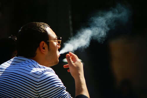 Palący mężczyzna