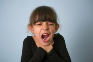 Zadławienie u dzieci: co robić i jak temu zapobiegać?
