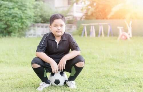 Chłopiec grający w piłkę