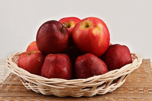 Jabłka w koszyku - produkty bogate w błonnik