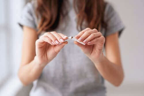 Kobieta łamiąca papierosa - właściwe nawyki żywieniowe