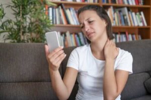 Zespół text neck: na czym polega to schorzenie?
